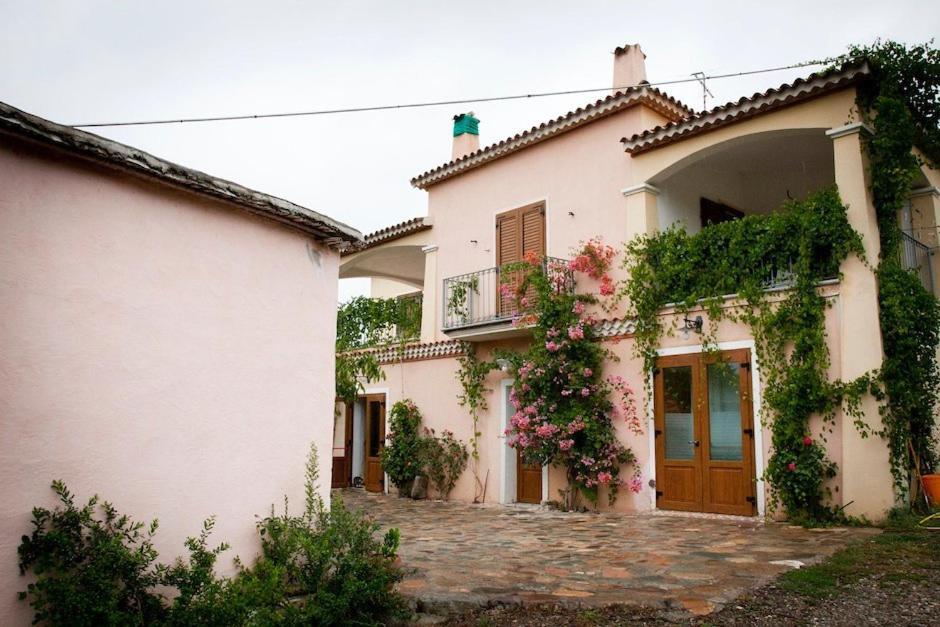 Agriturismo Donnolu แตร์เตนิอา ภายนอก รูปภาพ